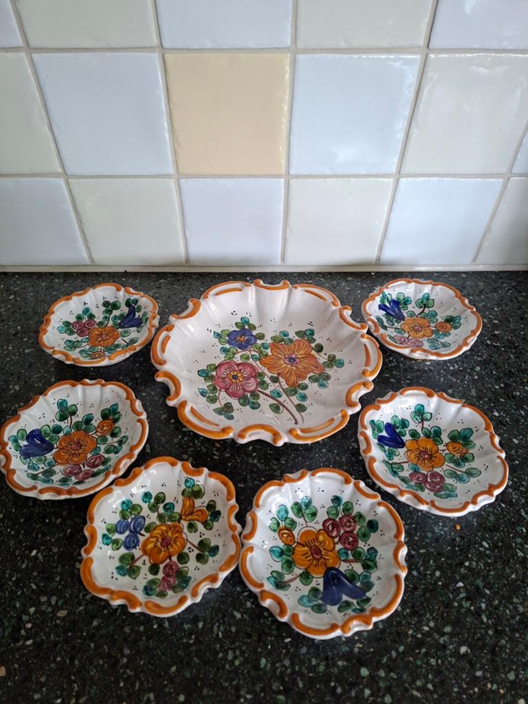 Deruta schaal met 6  petit fours, Ophalen of Verzenden, Aardewerk, Overige stijlen, Schaal of Schalen