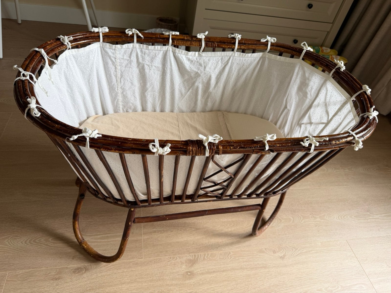 Rotan wiegje incl. witte bekleding, Kinderen en Baby's, Babywiegjes en Ledikanten, Ophalen, Gebruikt, Wieg