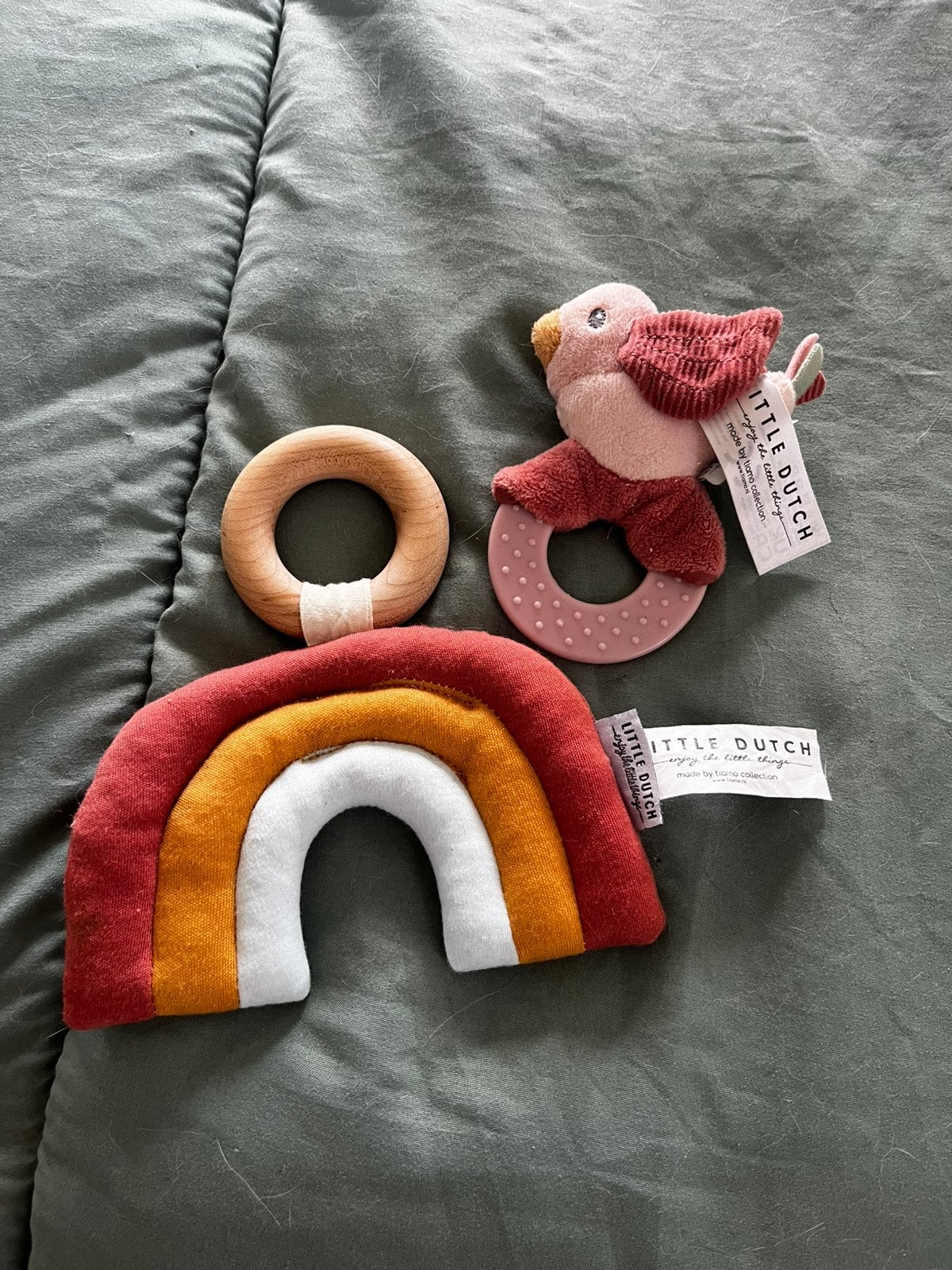 Little Dutch roze vogeltje en regenboogspeeltje, Kinderen en Baby's, Babymode-accessoires, Ophalen of Verzenden, Zo goed als nieuw