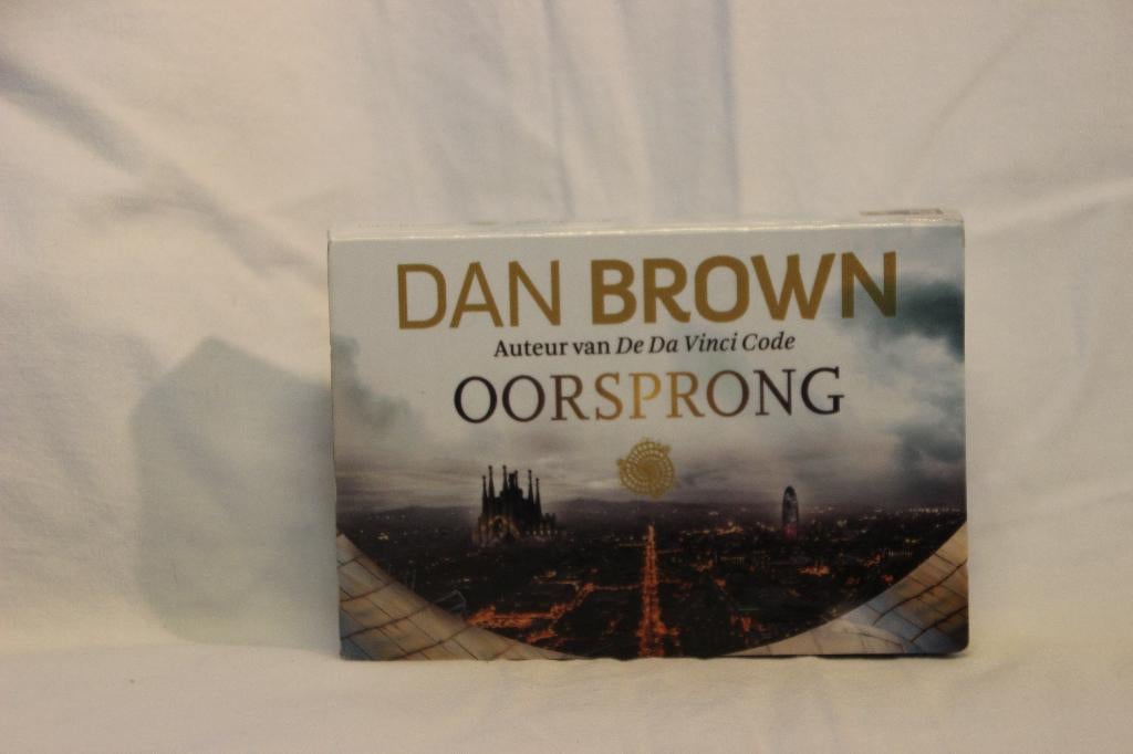 Dan Brown - Oorsprong (Dwarsligger-uitgave), Ophalen of Verzenden, Zo goed als nieuw, Nederland, Dan Brown