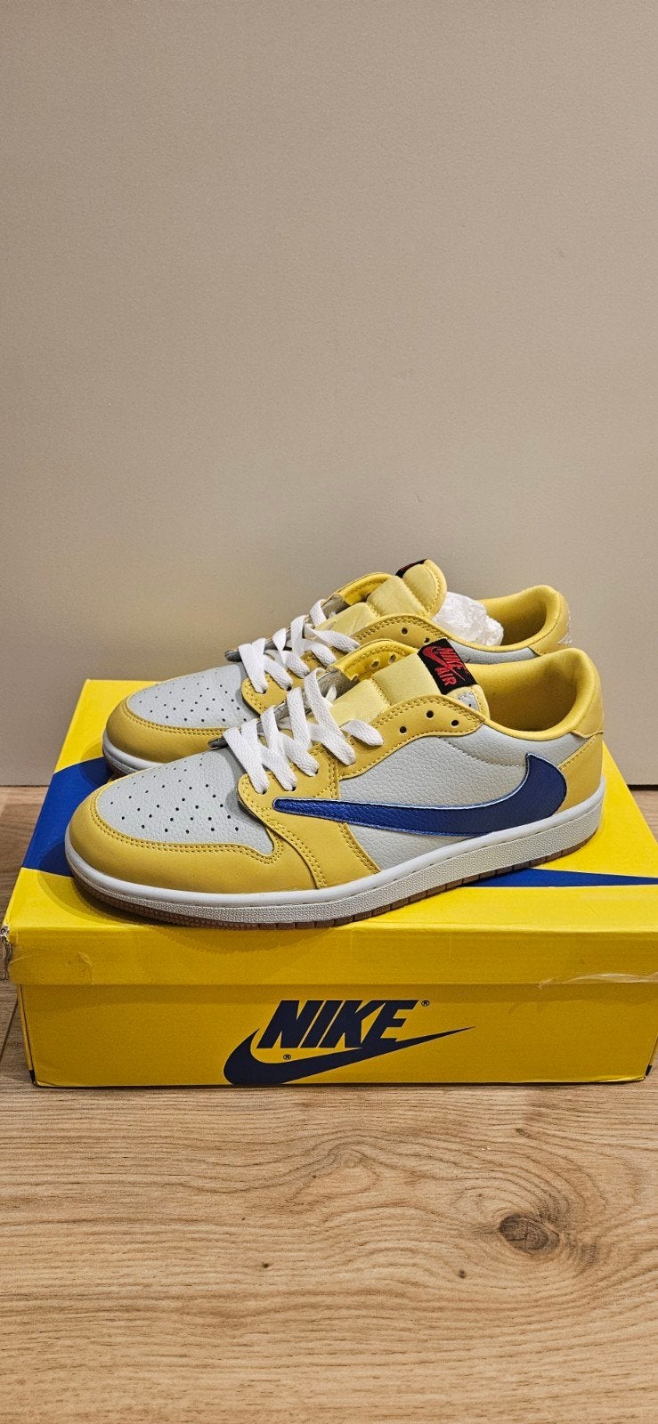 Nike Travis Scott Jordan 1 Low Canary - Maat 43 - Nieuw, Kleding | Heren, Schoenen, Overige kleuren, Nike, Nieuw, Ophalen of Verzenden