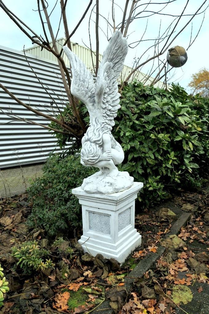 knielende Engel met vleugels omhoog op grote sokkel, Tuin en Terras, Tuinbeelden, Steen, Engelenbeeld, ., Nieuw