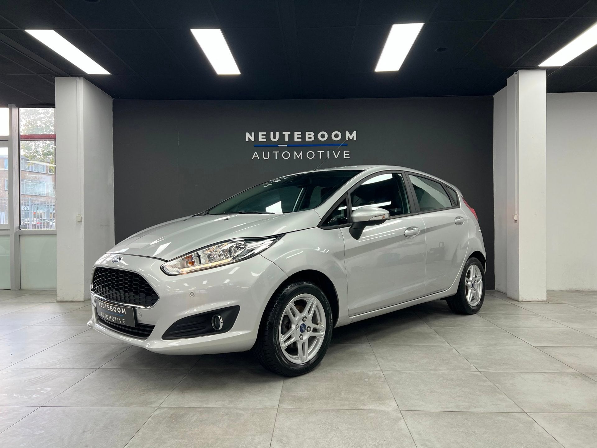 Ford Fiesta 1.0 Airco | Parkeersensoren | Led, Voorwielaandrijving, Dealer onderhouden, Stof, 525 kg