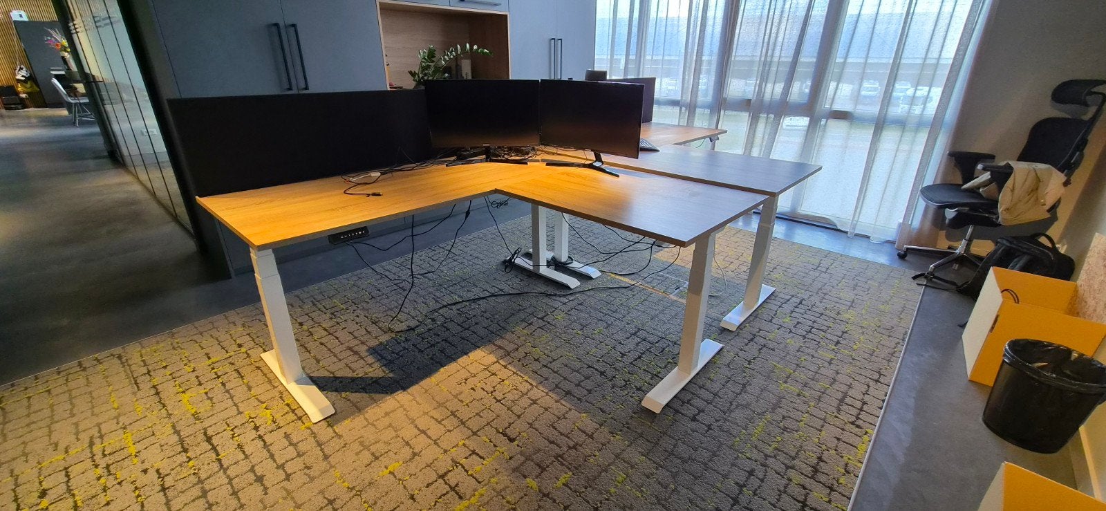 2 Zo goed als nieuwe in hoogte verstelbare hoekbureaus, Elektrisch, Hoekbureau, Ophalen of Verzenden, Zo goed als nieuw