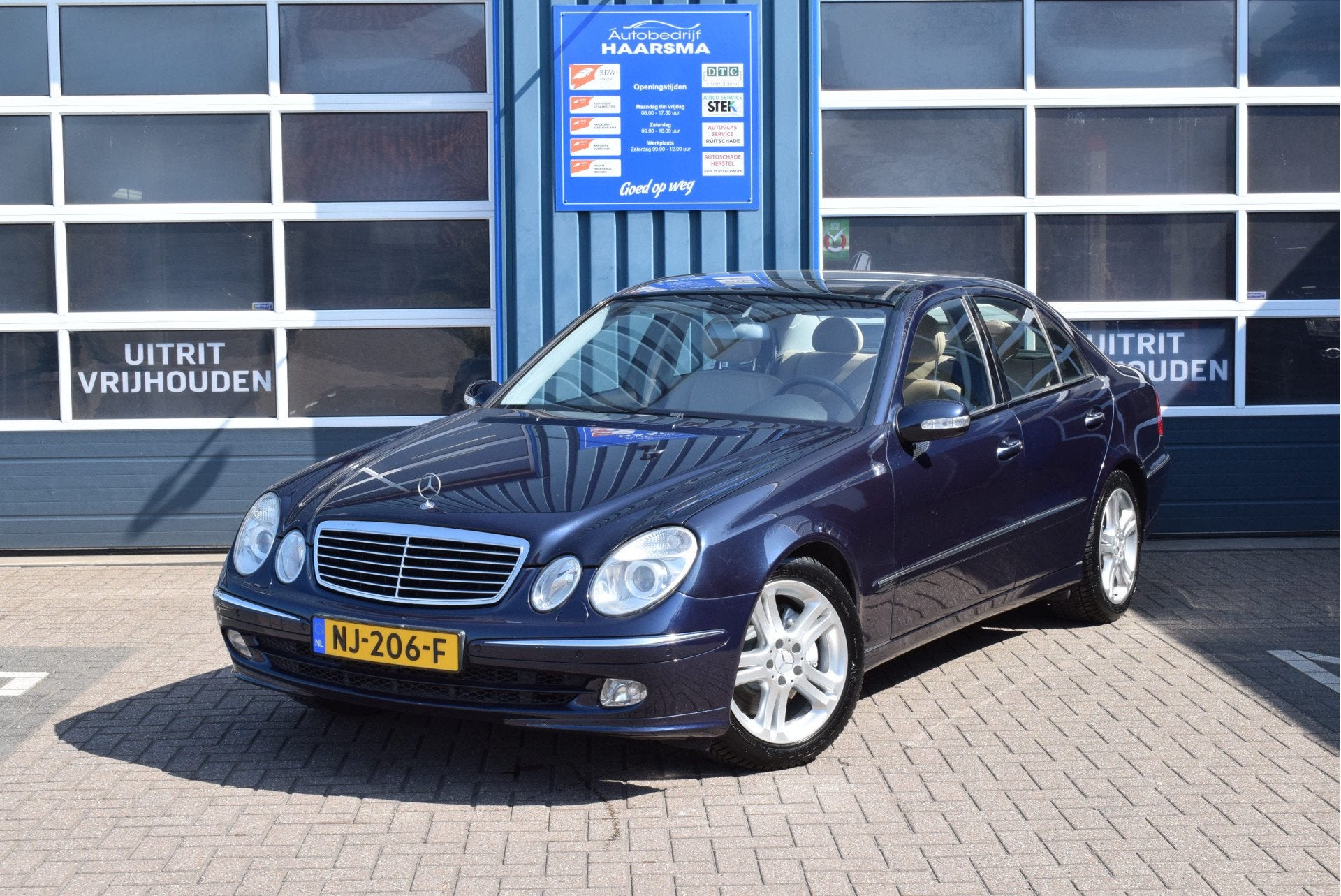 Mercedes-Benz E-Klasse 500 Avantgarde V8 Panoramadak, Auto's, Automaat, Achterwielaandrijving, Gebruikt, Blauw