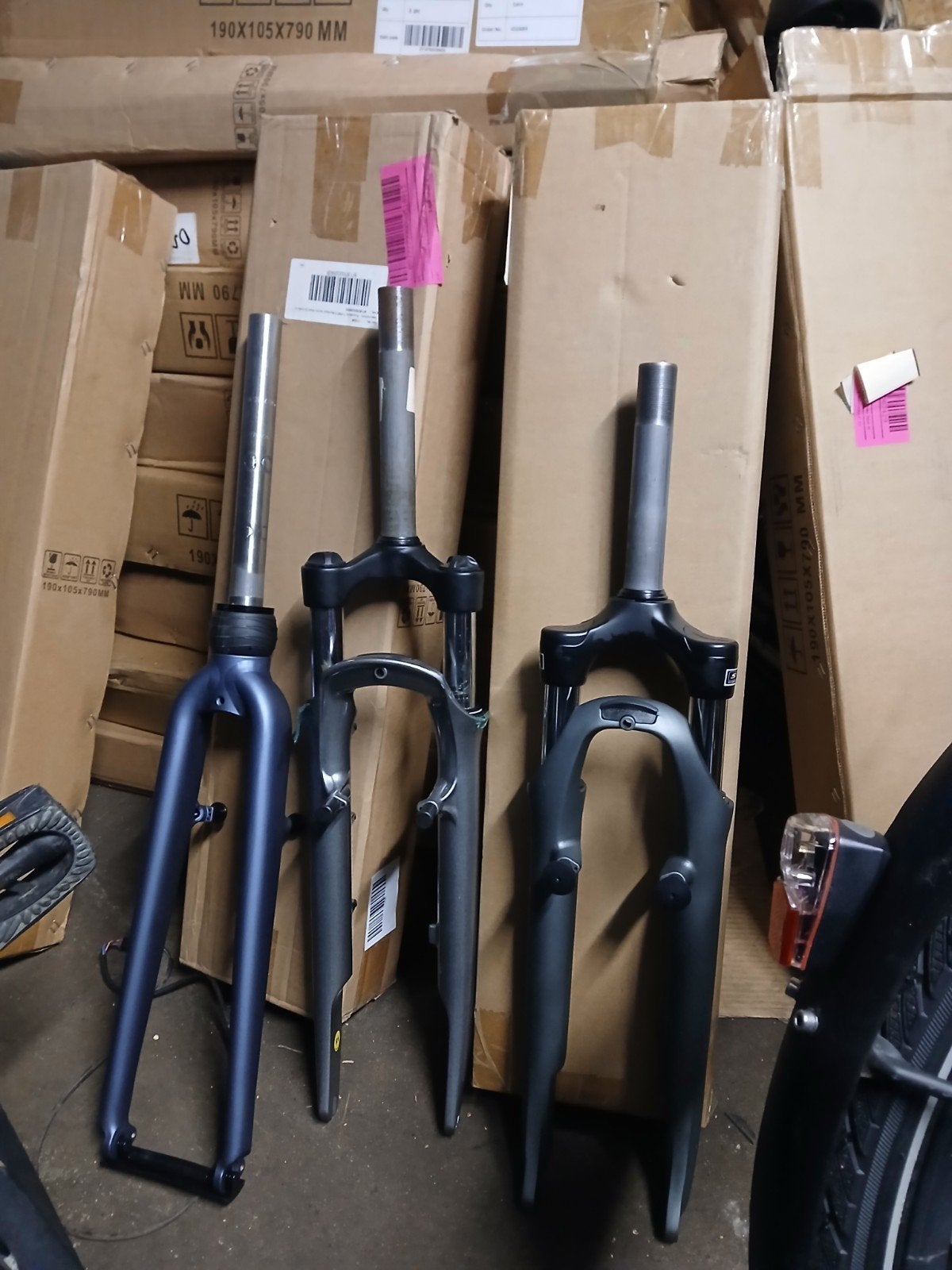 partij voorvorken 28 inch verende voorvork 20 stuks 150€, Fietsen en Brommers, Ophalen of Verzenden, Nieuw, Voorvork