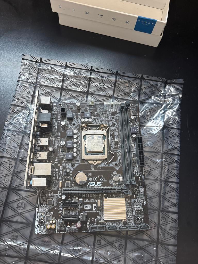 ASUS H110M-K Moederbord met Intel Core i3-6100 CPU, Computers en Software, Moederborden, Ophalen of Verzenden, Zo goed als nieuw