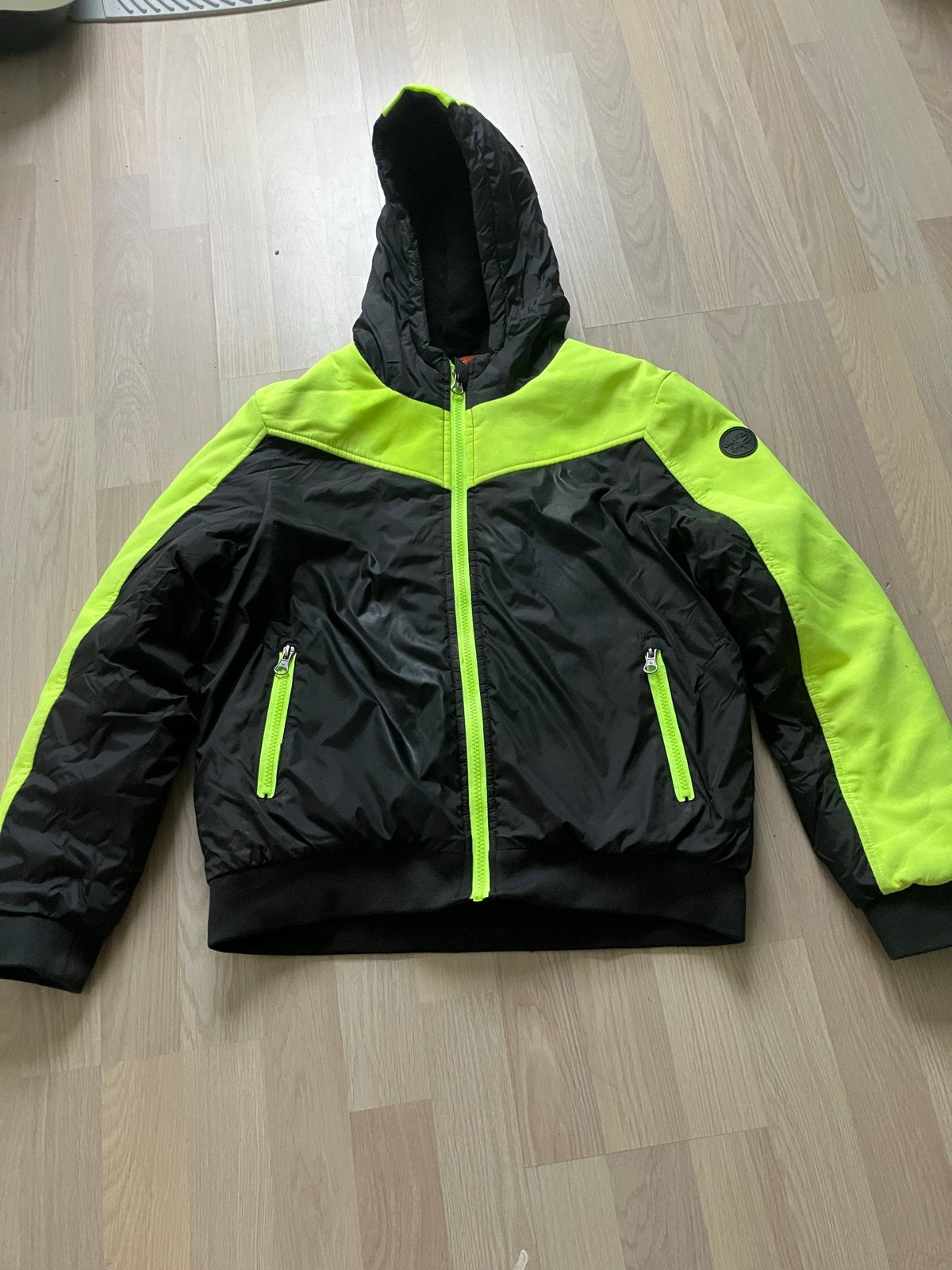 Zwarte en neongele jas met capuchon, Ophalen, Gedragen, Overige maten, Zwart