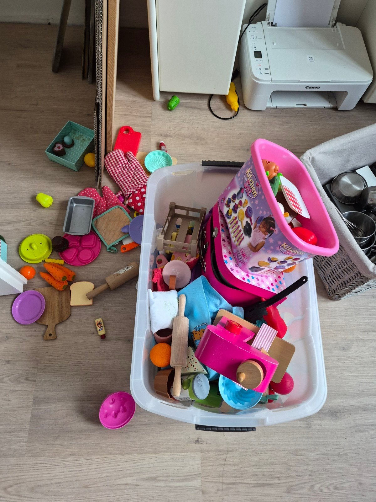 Grote bak met keukenspulletjes, Ophalen