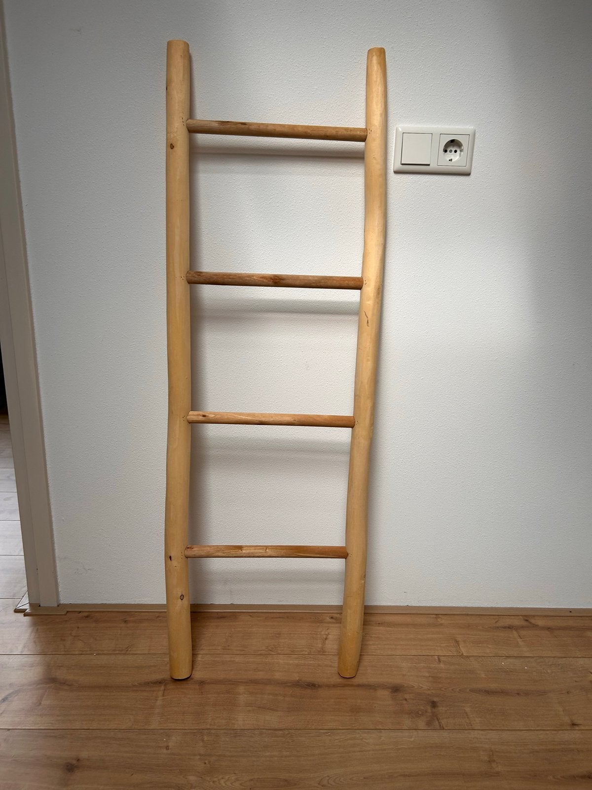 Decoratieve houten ladder - 4 sporten, Doe-het-zelf en Verbouw, Ophalen, Zo goed als nieuw, Ladder, Minder dan 2 meter