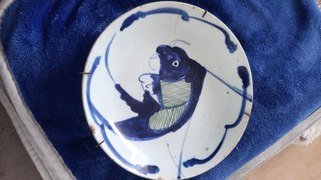 Oud chinees vis bordje., Antiek en Kunst, Antiek | Keramiek en Aardewerk, Verzenden