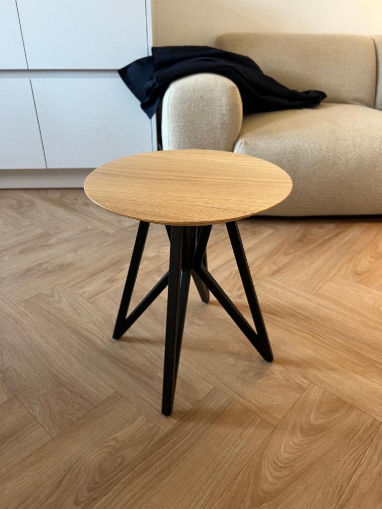 Studio HENK Butterfly Quadpod bijzettafel – eiken, Huis en Inrichting, Minder dan 55 cm, Rond, Zo goed als nieuw, Ophalen