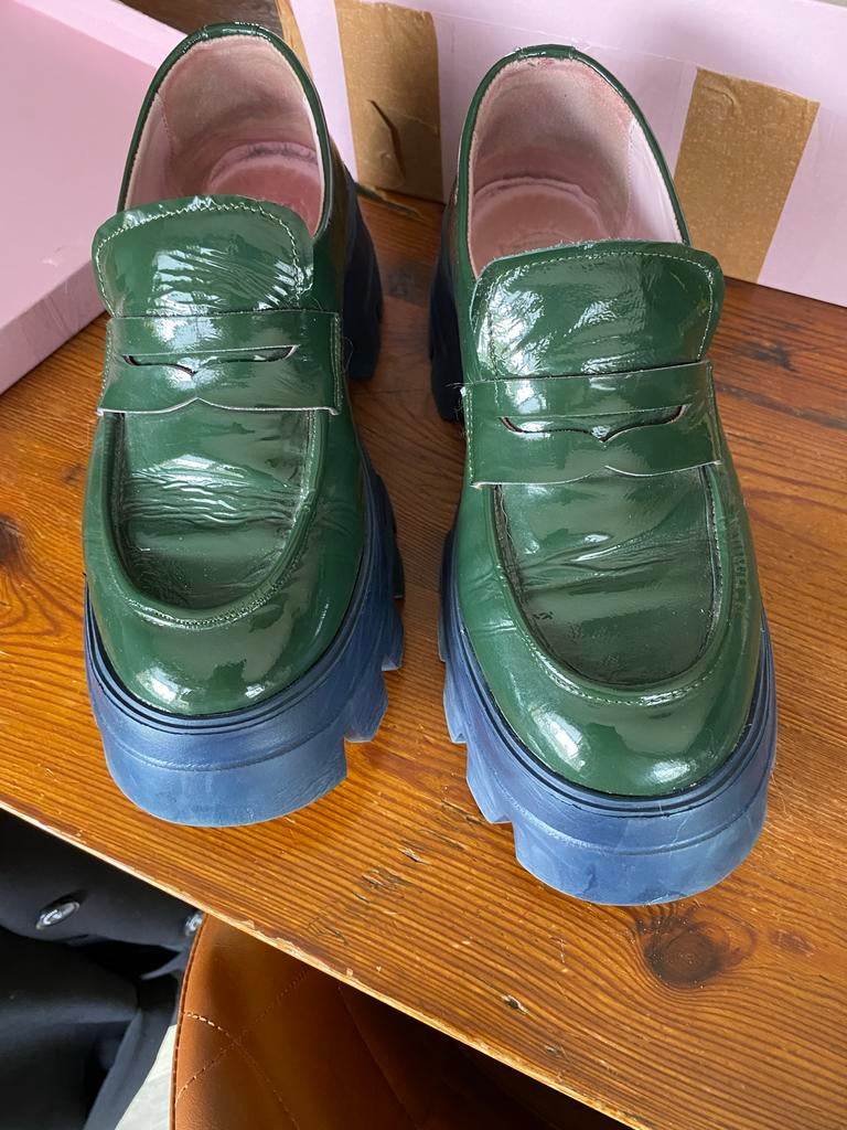 Essentiel Antwerp Groene Lakschoen met Blauwe Zool - Maat 40, Ophalen of Verzenden, Gedragen, Groen, Instappers