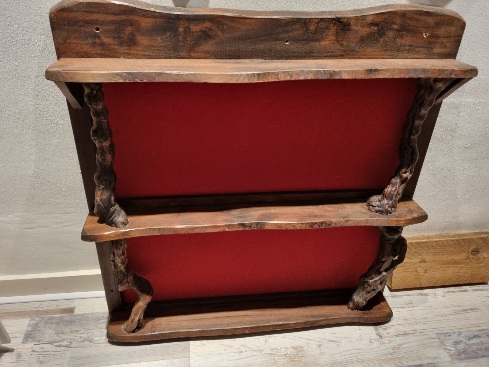 Unieke handgemaakte houten wandplank met rode achtergrond, Ophalen