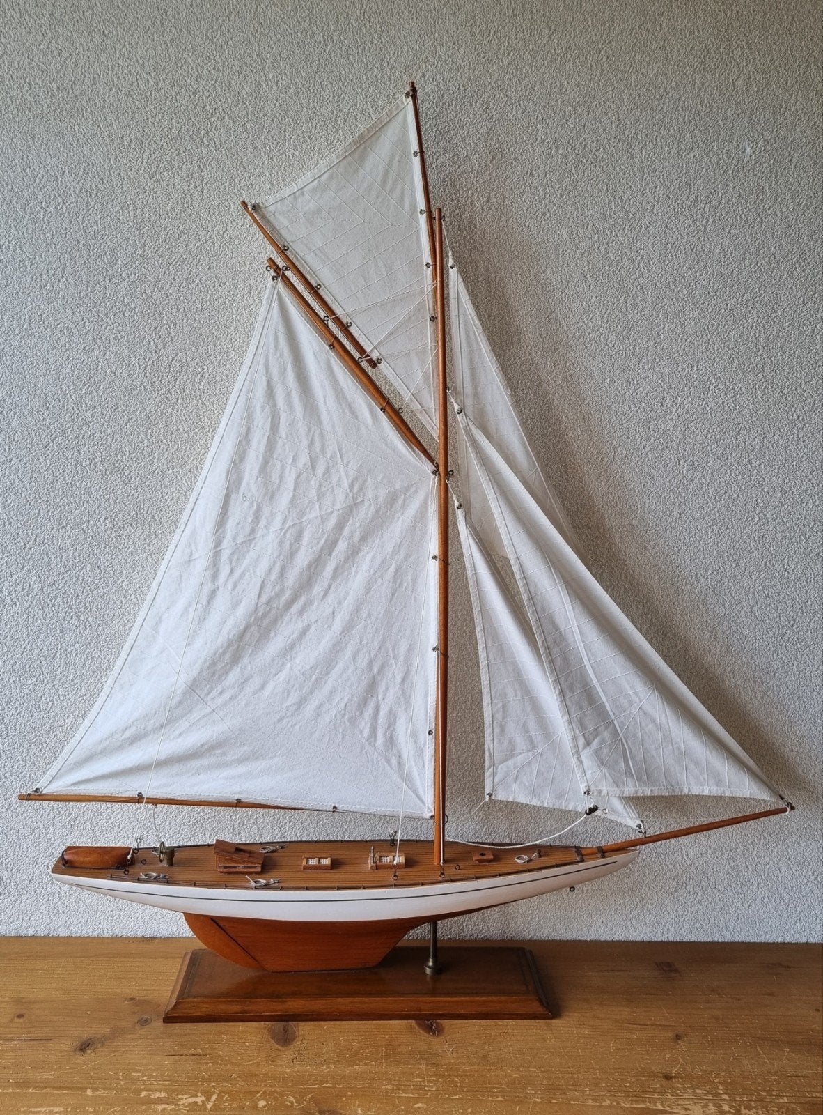 Klassiek Houten Modelzeilboot – Gaffelgetuigd Vijverjacht, Ophalen