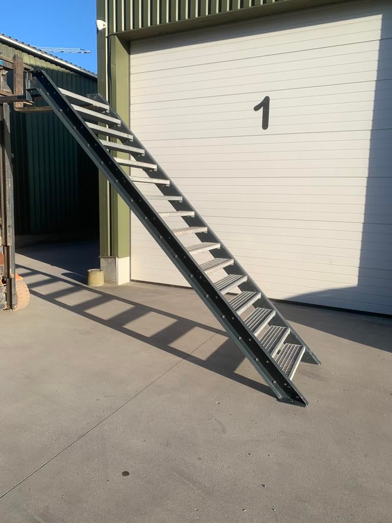 Stalen/ ijzeren trap, Doe-het-zelf en Verbouw, Ladders en Trappen, Ophalen, Gebruikt, 2 tot 4 meter