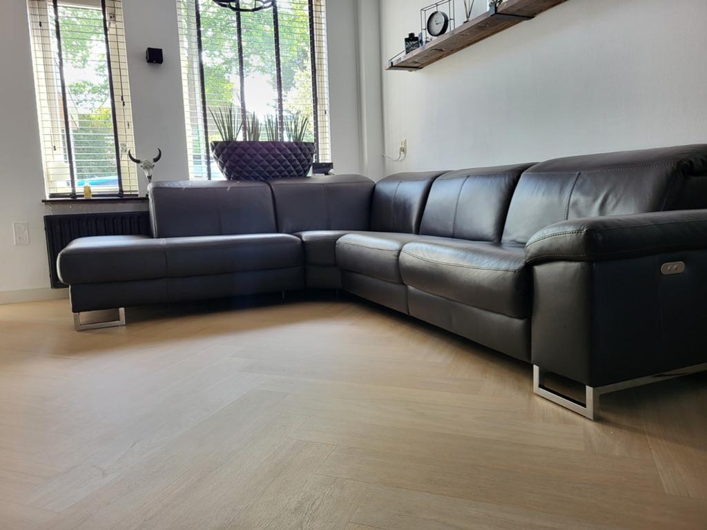 Prachtige lederen hoekbank met electrisch relaxgedeelte, Huis en Inrichting, Banken | Bankstellen, Ophalen, 250 tot 300 cm, Hoekbank