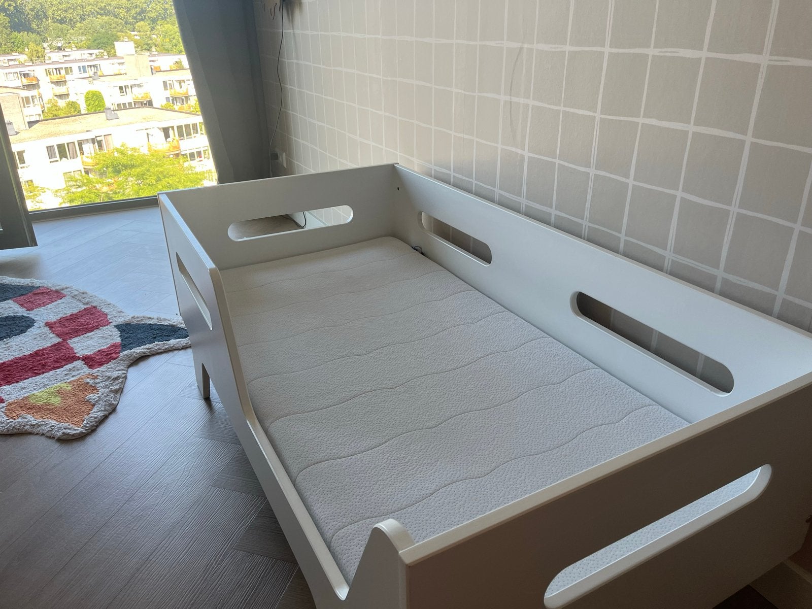 Wit kinderbed met matras Petit Amelie- Zeer goede staat, Kinderen en Baby's, Kinderkamer | Bedden, Ophalen, 70 tot 85 cm, 140 tot 160 cm
