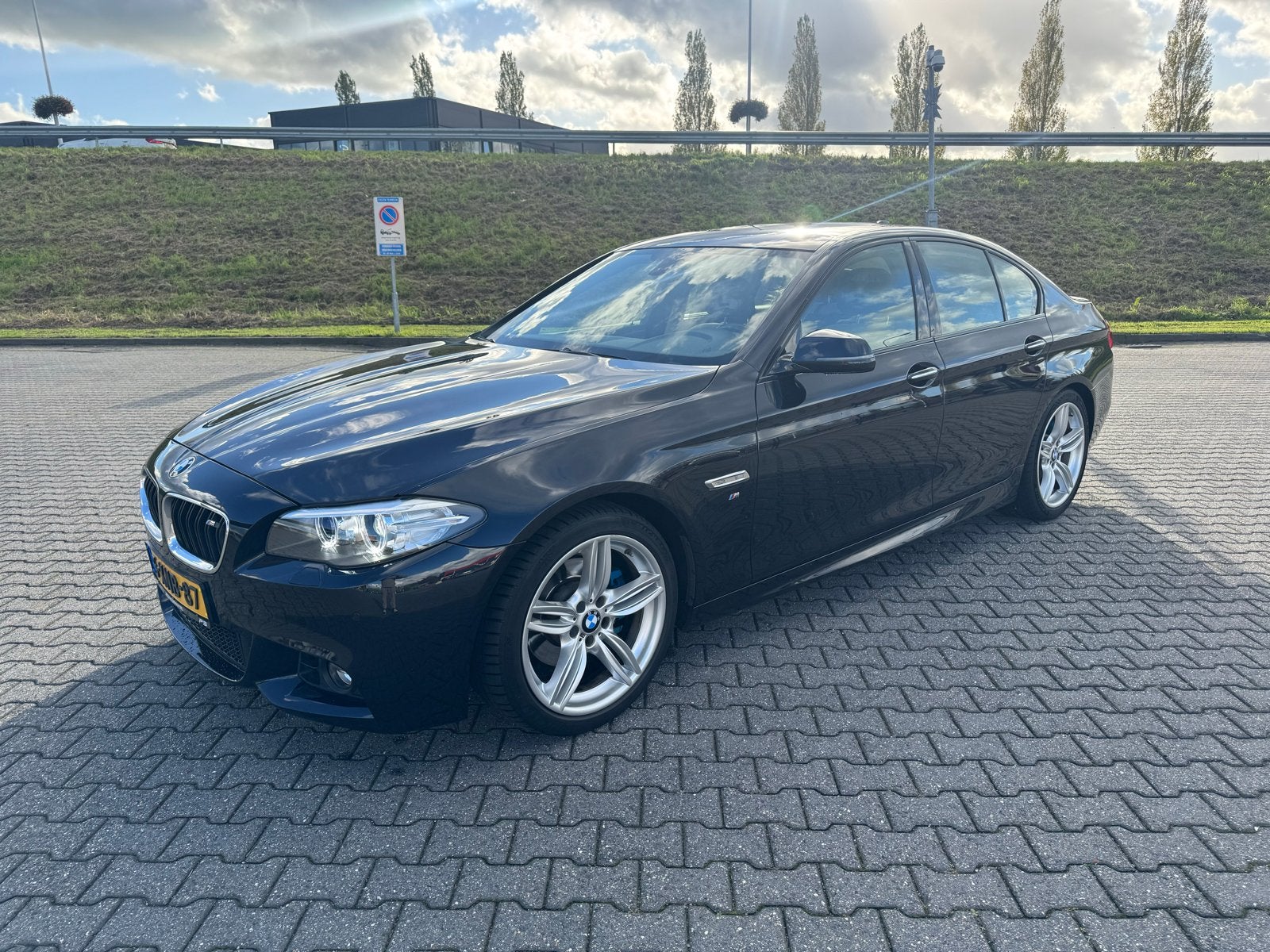 BMW 5-Serie 2.0 520I AUT 184 PK Sedan 2014 Zwart, Auto's, Achterwielaandrijving, 4 cilinders, 2000 kg, Zwart