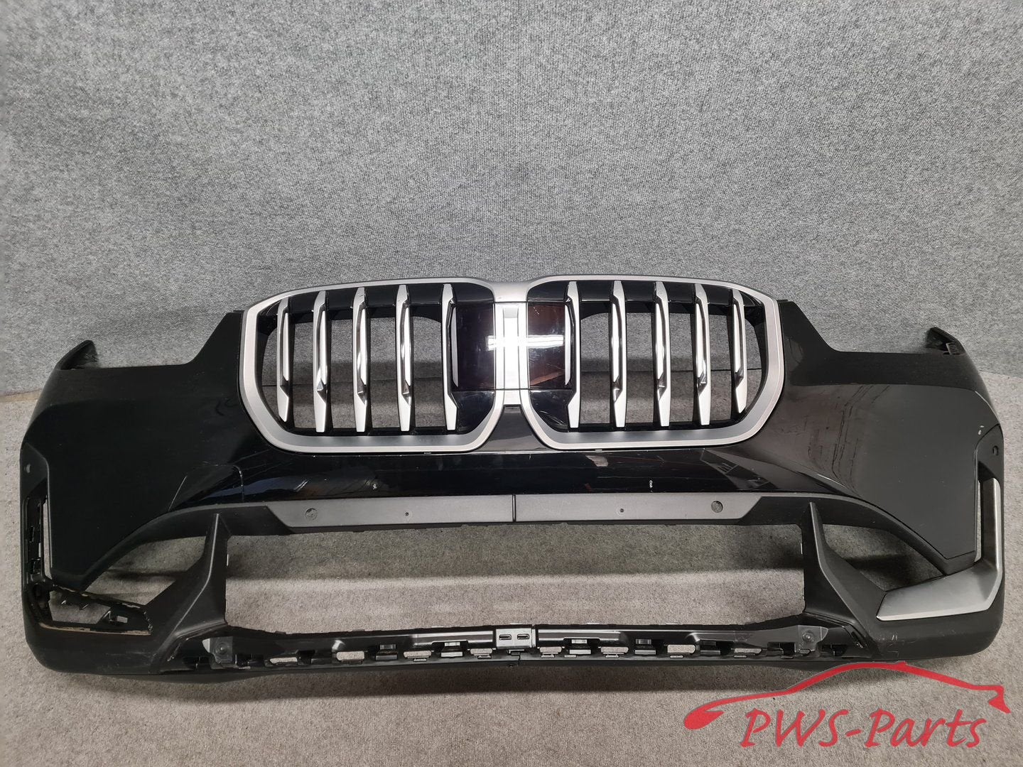 BMW X1 U11 VOORBUMPER GRILL ORIGINEEL, Auto-onderdelen, Gebruikt, -, Voor, -