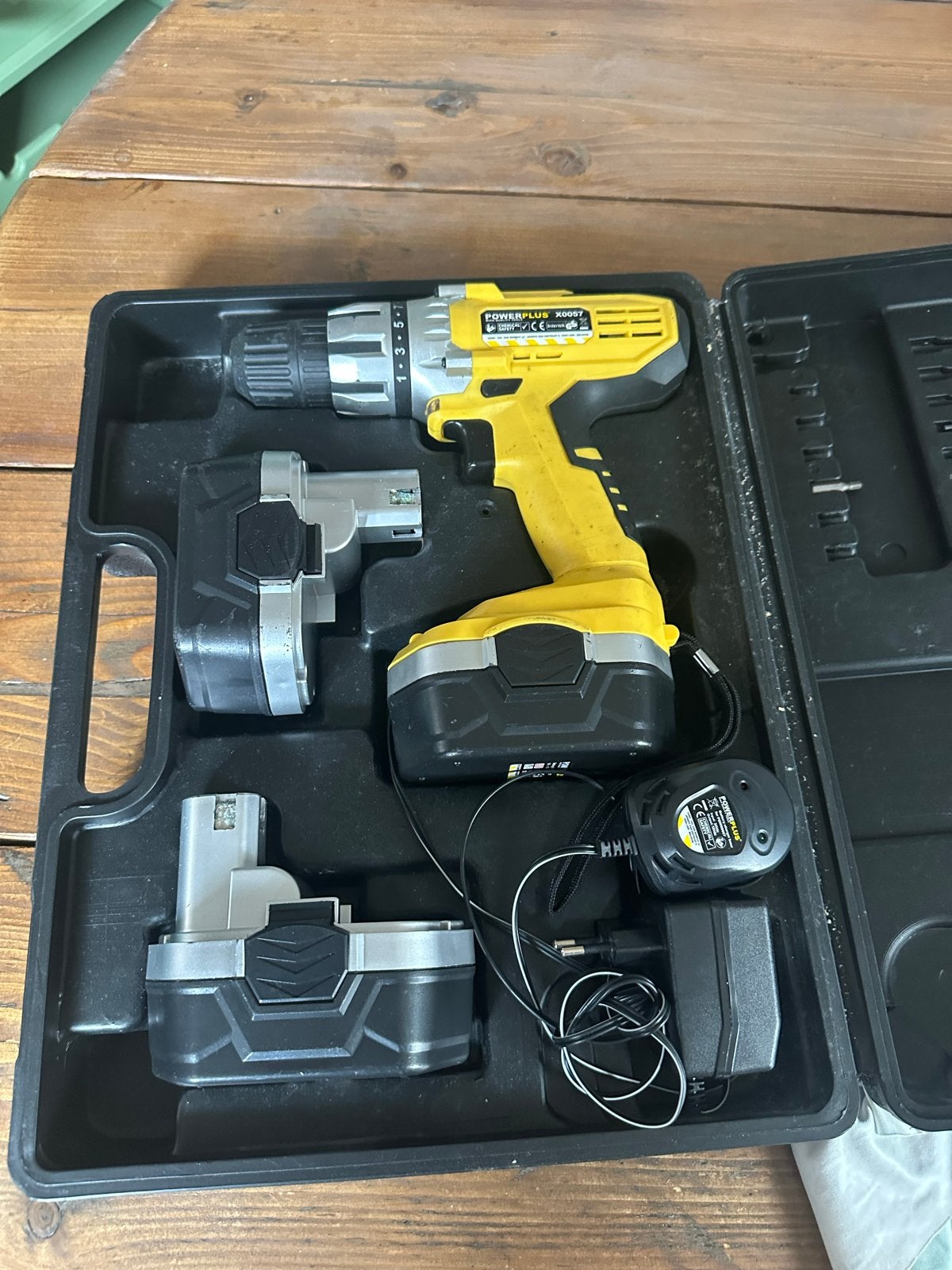 Powerplus Boor- en Schroefmachine met 2 accu's en koffer, Gebruikt, Variabele snelheid, Ophalen of Verzenden, Boor- en Schroefmachine