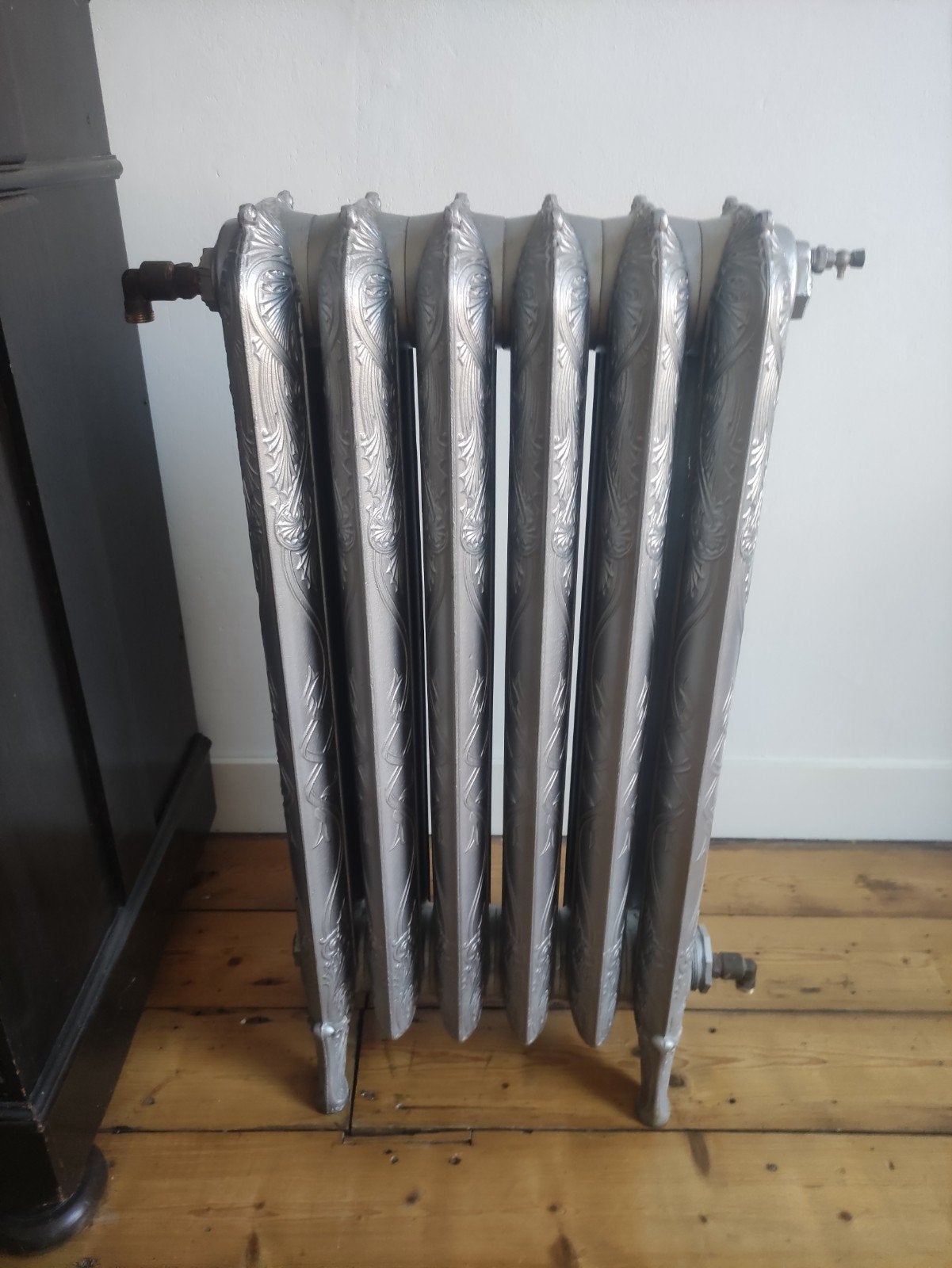 Twee antieke gietijzeren radiatoren met sierlijke details, Doe-het-zelf en Verbouw, Verwarming en Radiatoren, Ophalen, Gebruikt