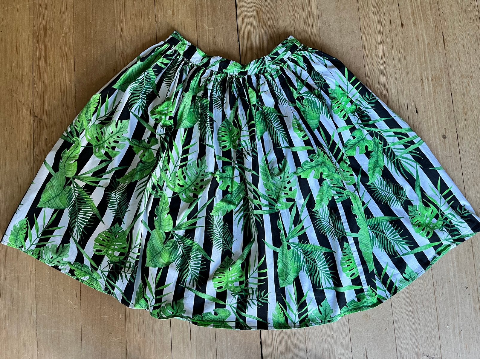 Hell Bunny Katoenen Rok met Tropische Print M, Kleding | Dames, Rokken, Maat 38/40 (M), Ophalen of Verzenden, Zo goed als nieuw