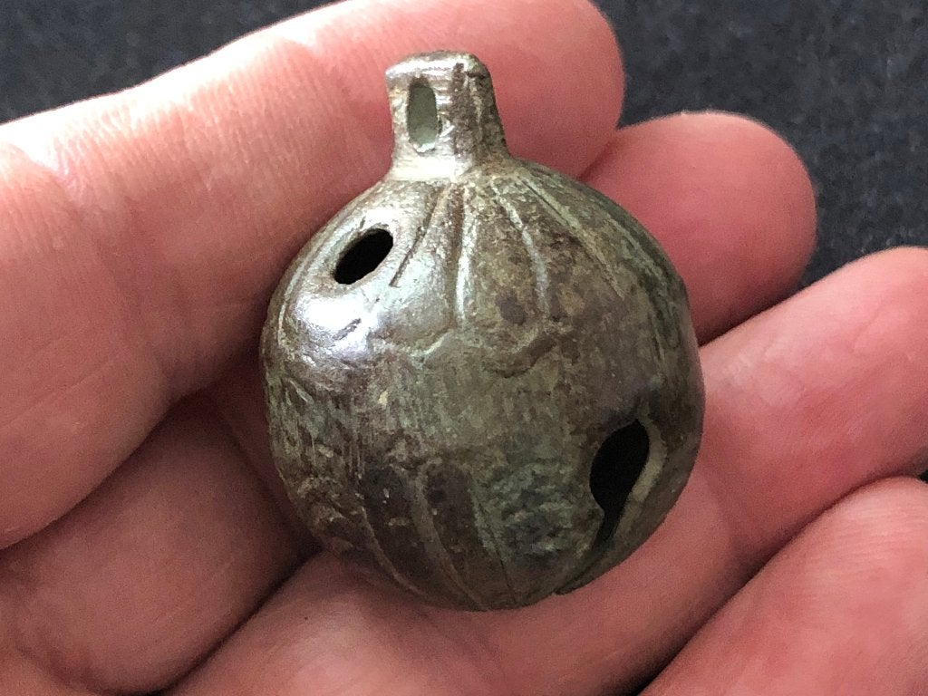 Bodemvondst versierde Romeins Byzantijnse brons PAARDENBEL, Ophalen of Verzenden