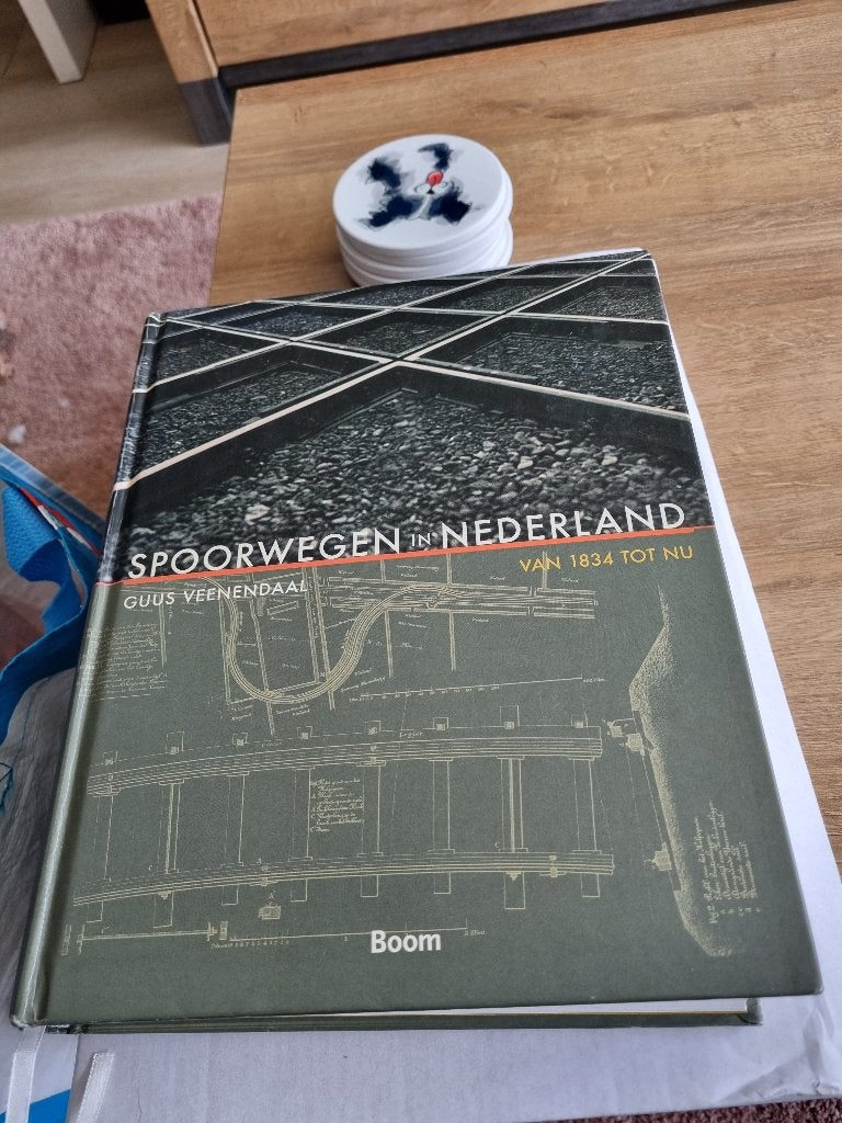 Spoorwegen in Nederland van 1834 tot nu door Guis Veenendaal, Verzamelen, Ophalen of Verzenden, Zo goed als nieuw, Trein, Boek of Tijdschrift