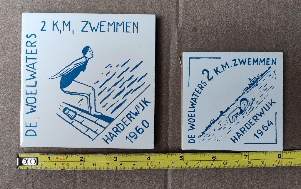 2x OUDE tegeltjes DE WOELWATERS Harderwijk 1960 en 1964, Verzamelen, Sportartikelen en Voetbal, Zo goed als nieuw, Overige typen