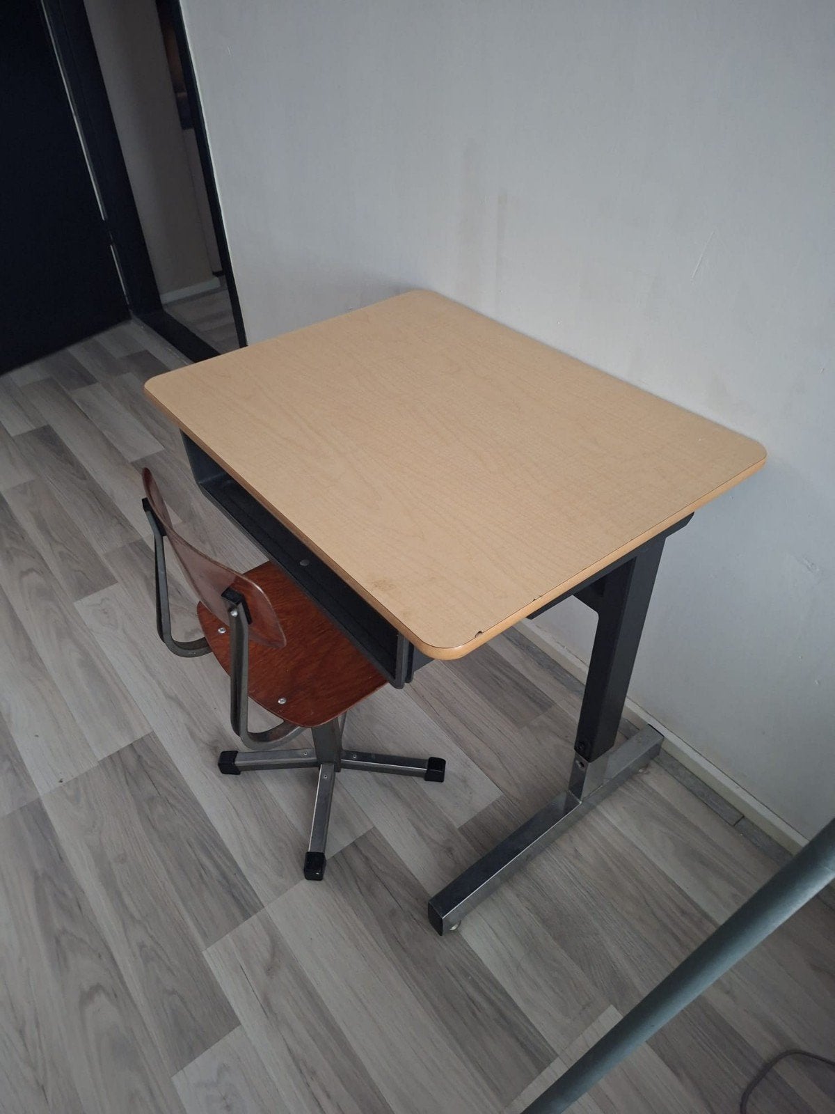 Schoolbureau met stoel, Ophalen, Opbergruimte, Gebruikt, Metaal