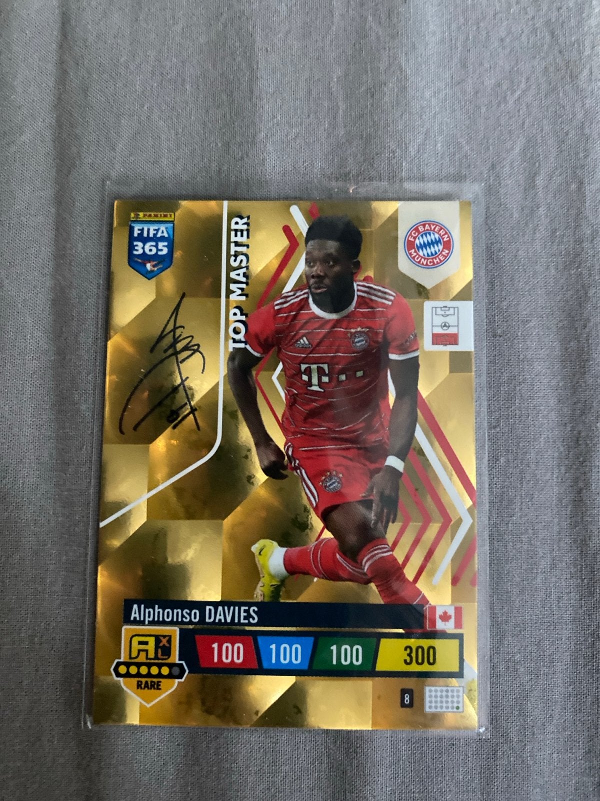 Panini FIFA 365 Alphonso Davies Gouden Top Master hantekenin, Ophalen of Verzenden, Zo goed als nieuw, Buitenlandse clubs, Spelerskaart
