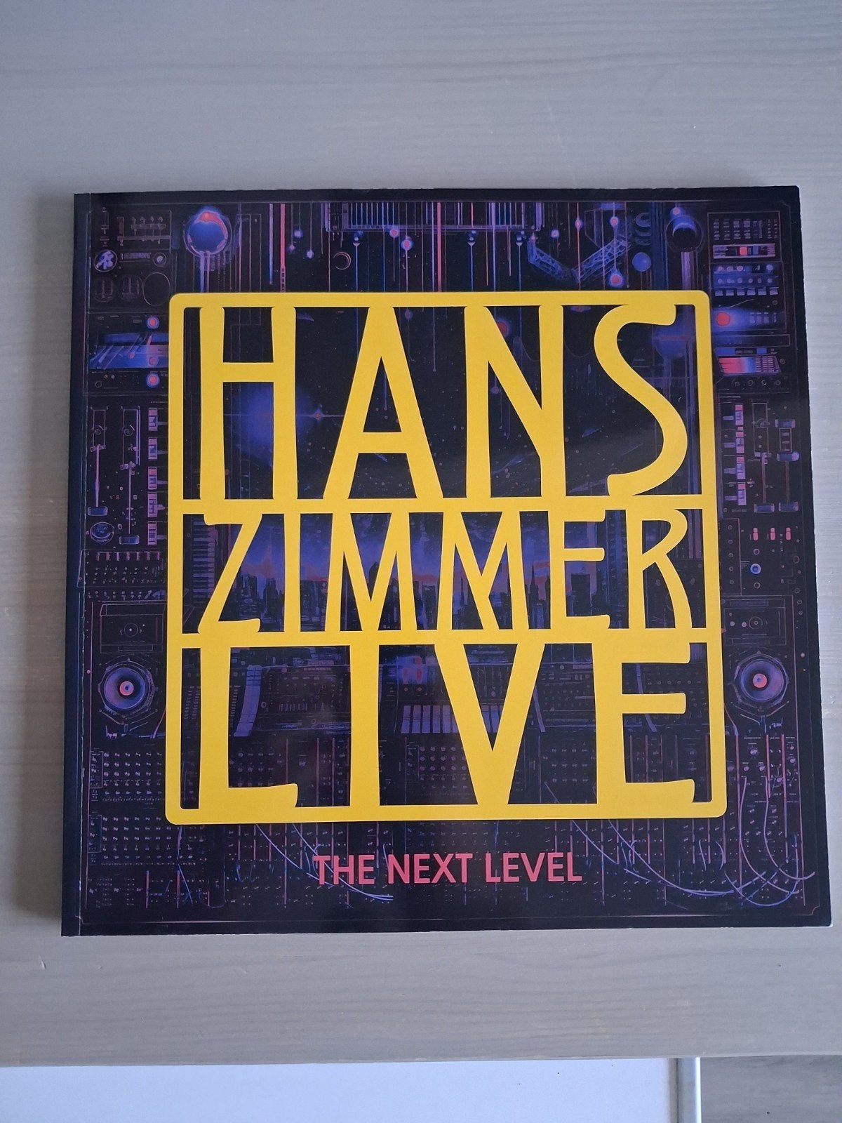Hans Zimmer Live The Next Level boek + canvas tas, Ophalen of Verzenden, Zo goed als nieuw