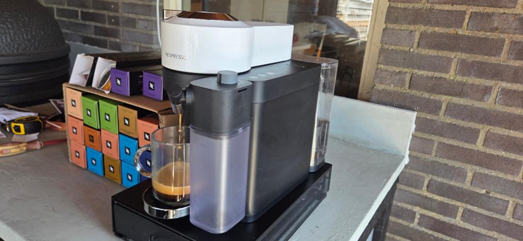 Nespresso Vertuo Lattissima met capsulehouder en capsules, Witgoed en Apparatuur, Koffiezetapparaten, Koffiemachine, Ophalen of Verzenden