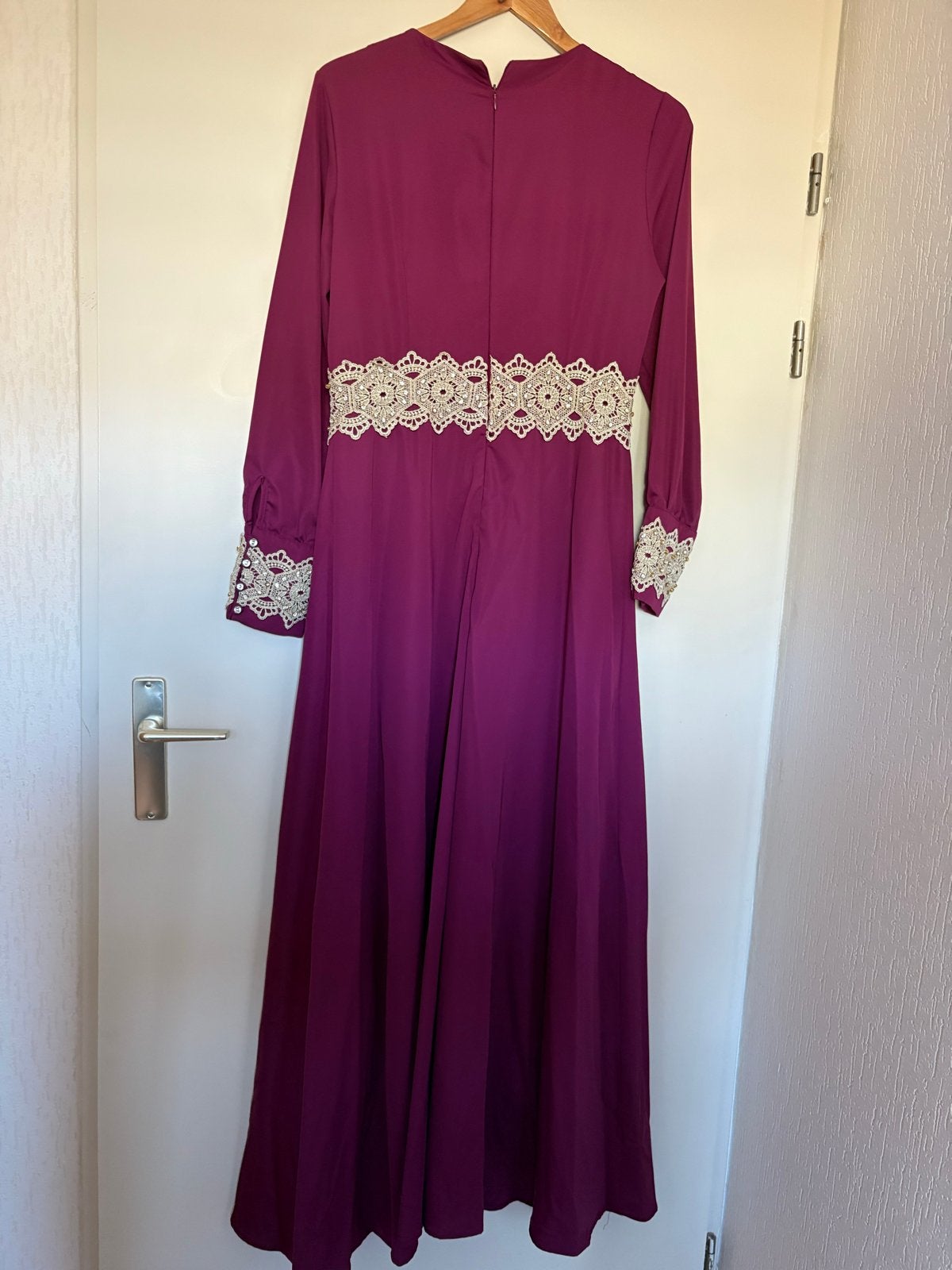 Elegante Paarse Avondjurk met Gouden Details, Kleding | Dames, Gelegenheidskleding, Maat 38/40 (M), Galajurk, Paars, Ophalen of Verzenden