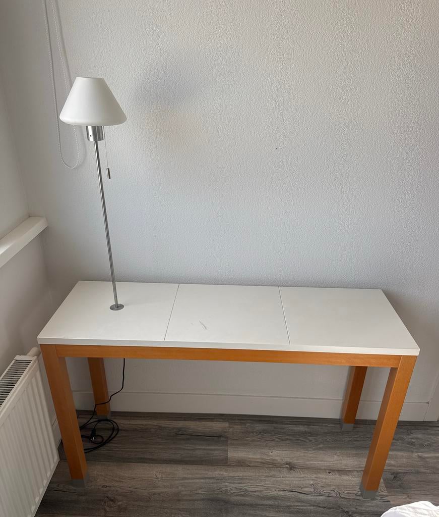 Sidetable met wit blad en houten onderstel, Huis en Inrichting, Ophalen, 100 tot 150 cm, Zo goed als nieuw, Overige houtsoorten
