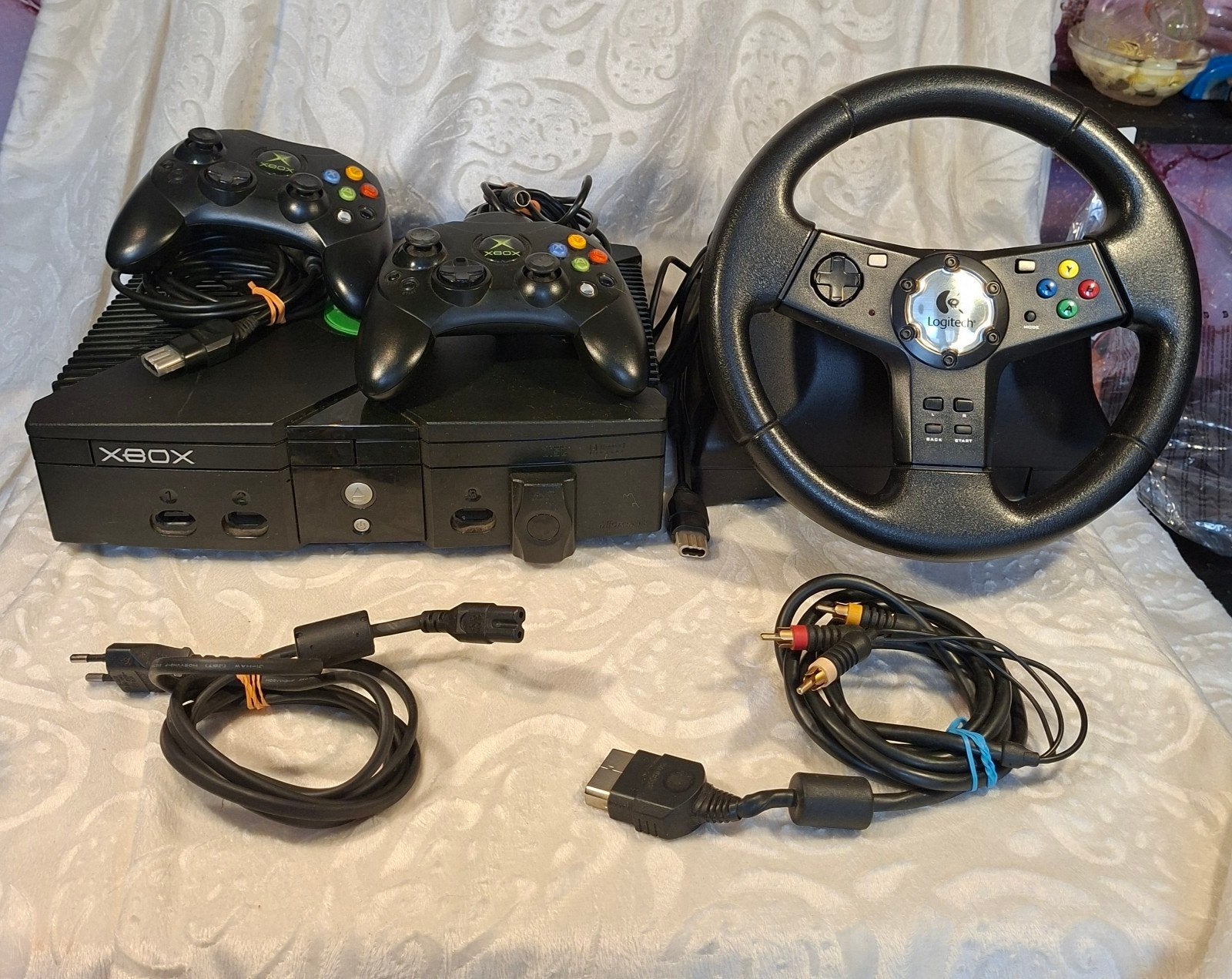 Originele Xbox met 2 controllers en Logitech pedalen+ stuur, Ophalen, Gebruikt, Met 2 controllers