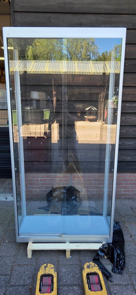Glazen vitrinekast met verlichting en slot, Ophalen, Met plank(en), Gebruikt, 200 cm of meer