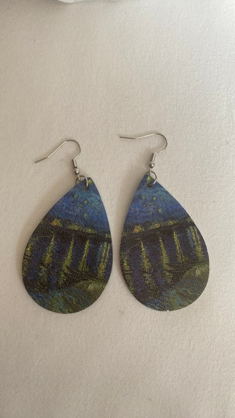 Oorbellen met Van Gogh's 'Sterrennacht' print, Sieraden, Tassen en Uiterlijk, Oorbellen, Overige materialen, Hangers, Blauw, Nieuw