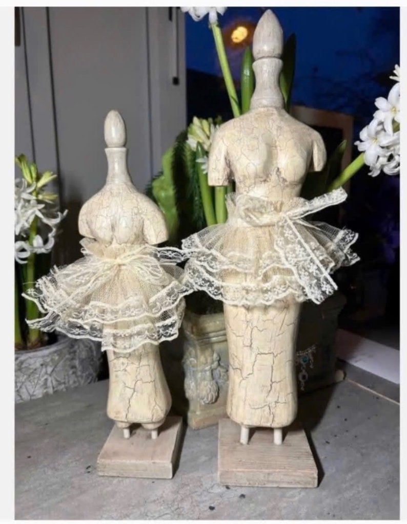 Twee decoratieve paspopjes met bijzonder rokje pr.p.stuk, Ophalen of Verzenden