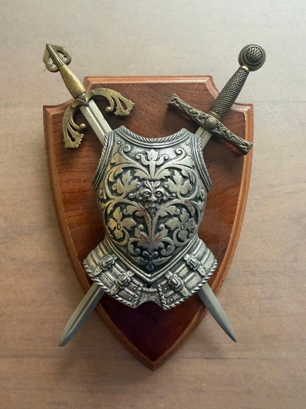 Decoratief schild met harnas en zwaarden, Ophalen of Verzenden, Overige soorten, Overige gebieden, Miniatuur of Beeldje