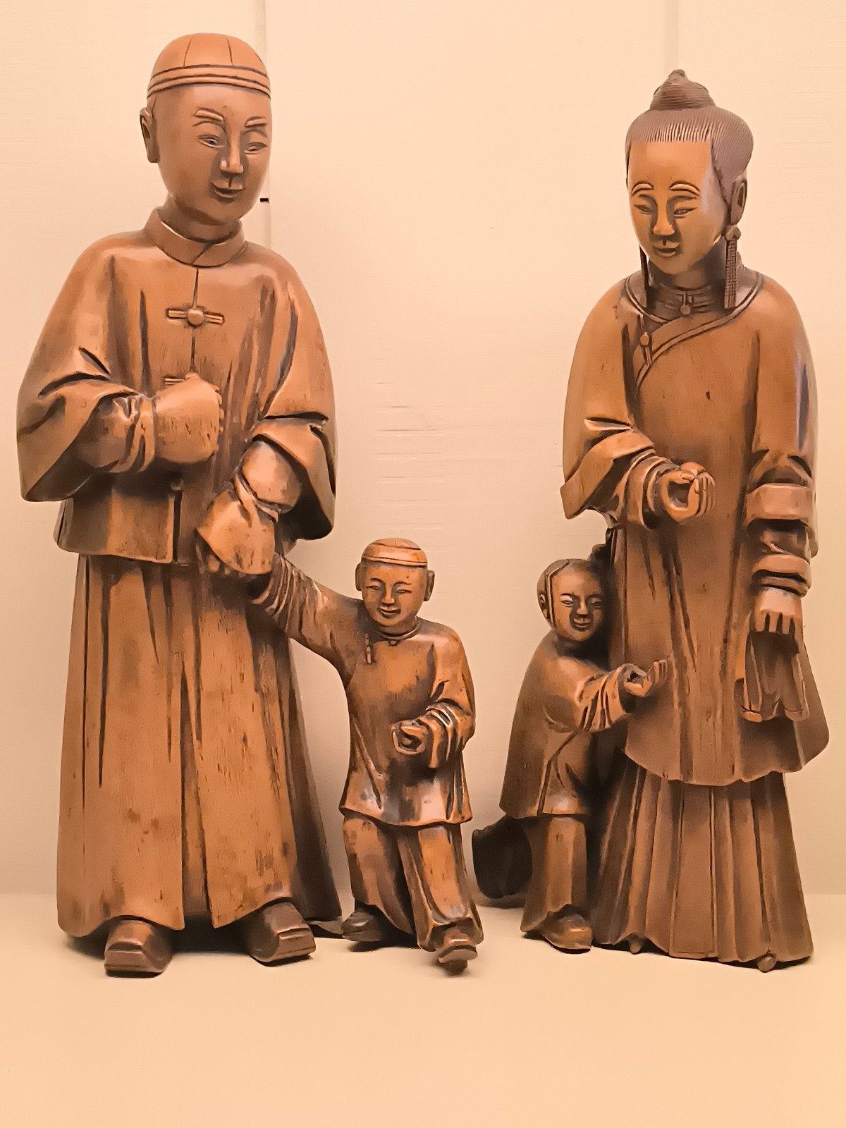 2 Antieke Chinese Houten Beelden: Familie (1920), Groep mensen, Ophalen of Verzenden, Handgemaakt, 20 - 50 cm