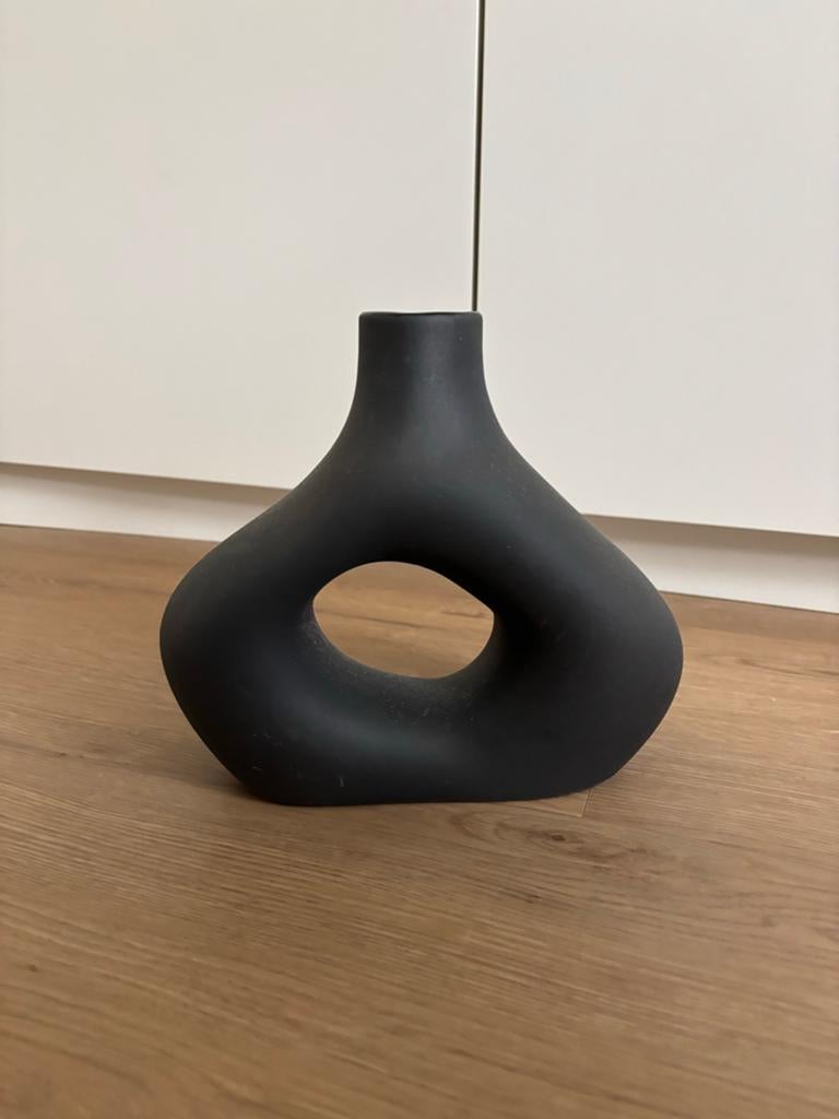 Moderne zwarte vaas met uniek design H&M home, Huis en Inrichting, Woonaccessoires | Vazen, Overige materialen, Zwart, Ophalen of Verzenden