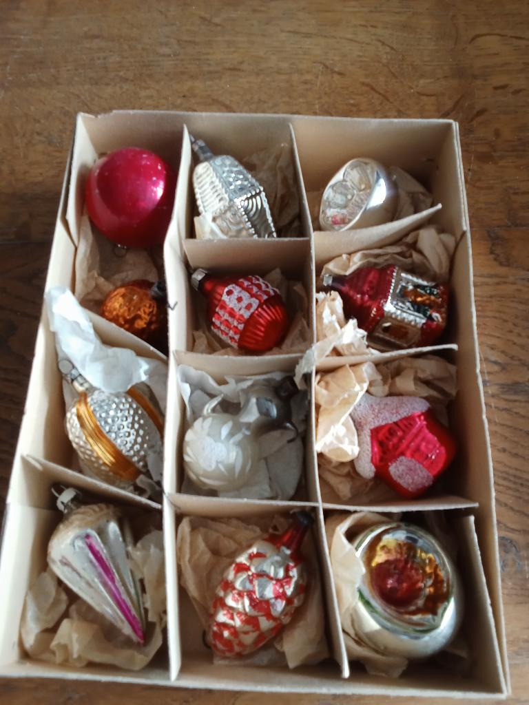 doos 17 bestaat uit 12 oude glazen kerstballen, Diversen, Kerst, Gebruikt, Ophalen of Verzenden