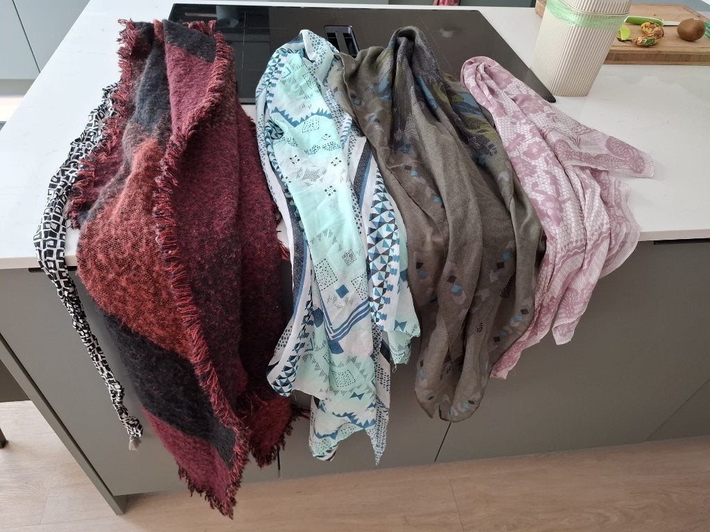 Sjaals - diverse - gratis afhalen, Kleding | Dames, Mutsen, Sjaals en Handschoenen, Ophalen, Zo goed als nieuw, Maat 46/48 (XL) of groter