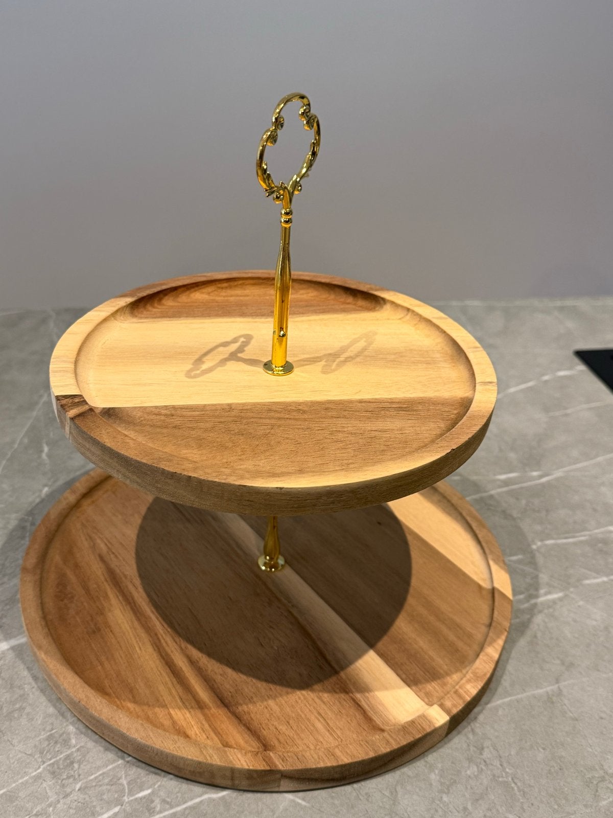 Houten Etagere met Gouden Handvat - 2 Laags, Huis en Inrichting, Woonaccessoires | Dienbladen, Rond, Ophalen of Verzenden, Zo goed als nieuw