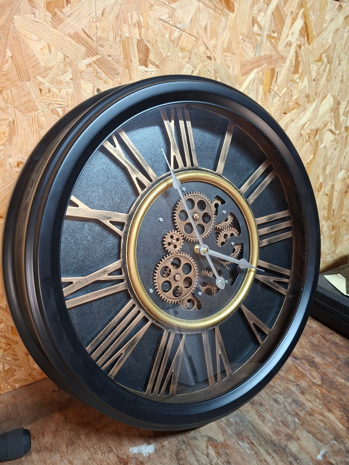 Moderne wandklok met zichtbaar uurwerk - Zwart/Goud, Ophalen, Analoog, Werkt op batterijen, Overige merken