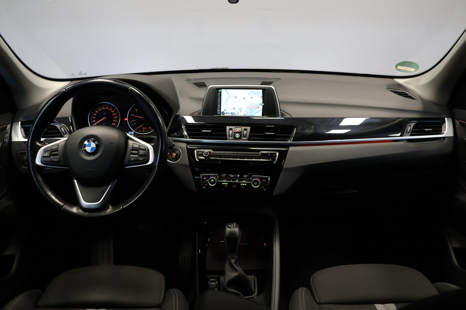 BMW X1 XDrive20i High Executive |Stoelverwarming|Trekhaak, 1998 cc, Stof, Gebruikt, 2000 kg