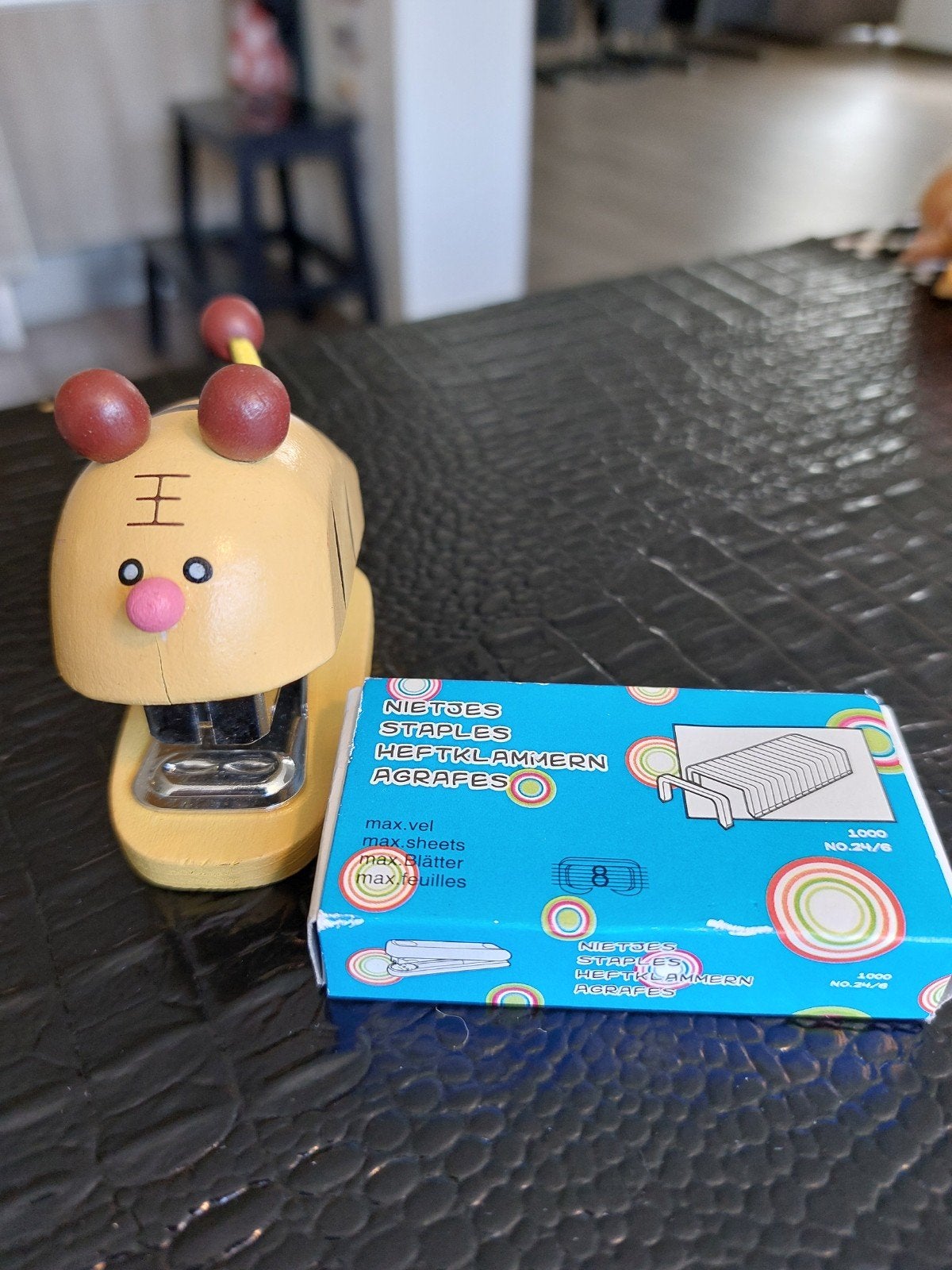Leuke houten nietmachine met nietjes, Ophalen of Verzenden, Gebruikt