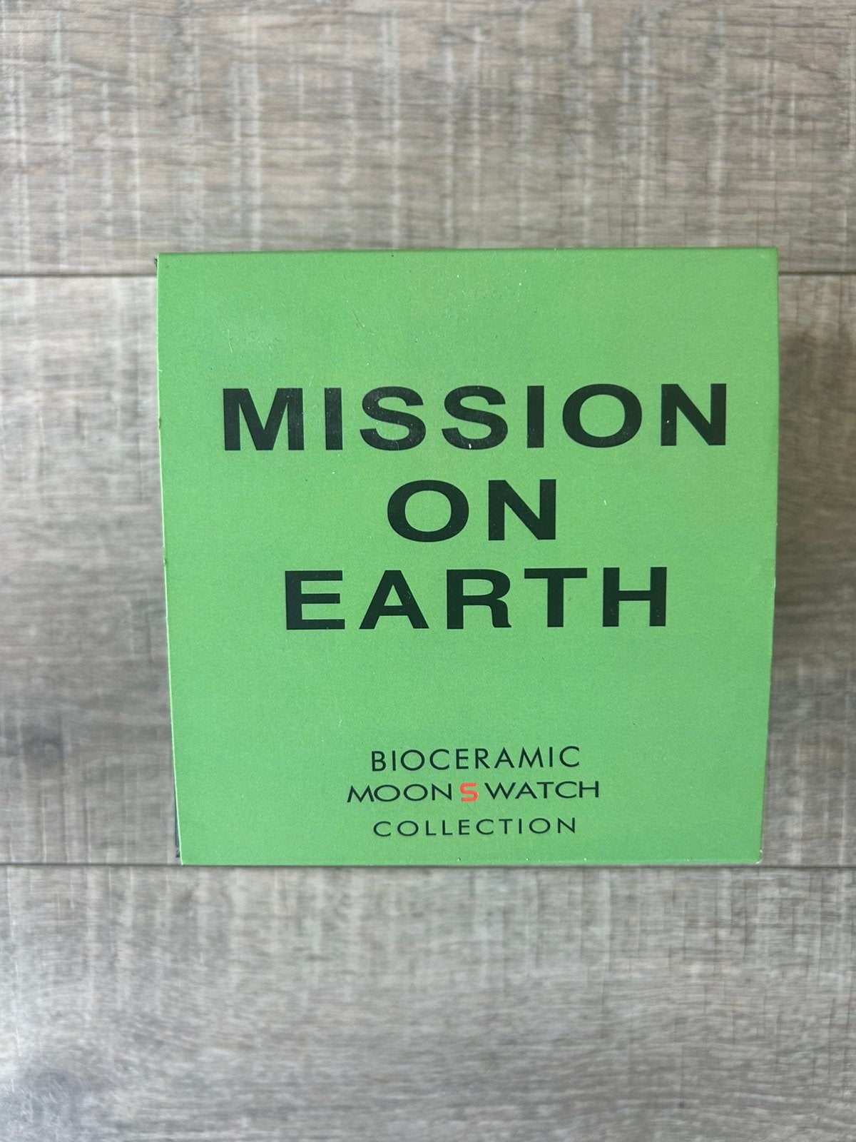Showcase Omega-Swatch Moonswatch Mission on Earth, Sieraden, Tassen en Uiterlijk, Horloges | Heren, Ophalen of Verzenden, Zo goed als nieuw